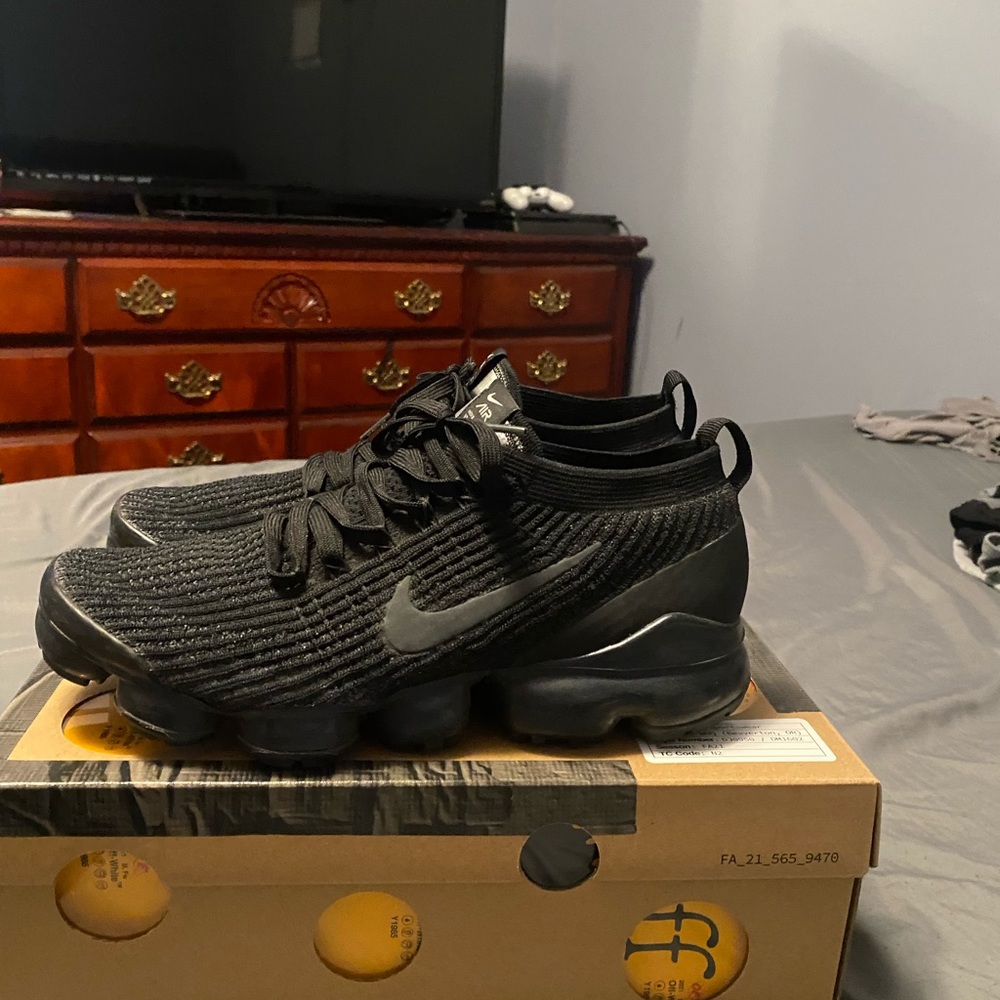 Nike vapormax triple black size 9.5 mens